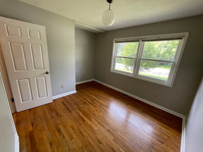 Building Photo - 140 Seneca Ln