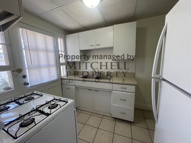 Building Photo - Cute 2 bed 1 bath with a basement you don't want to miss!