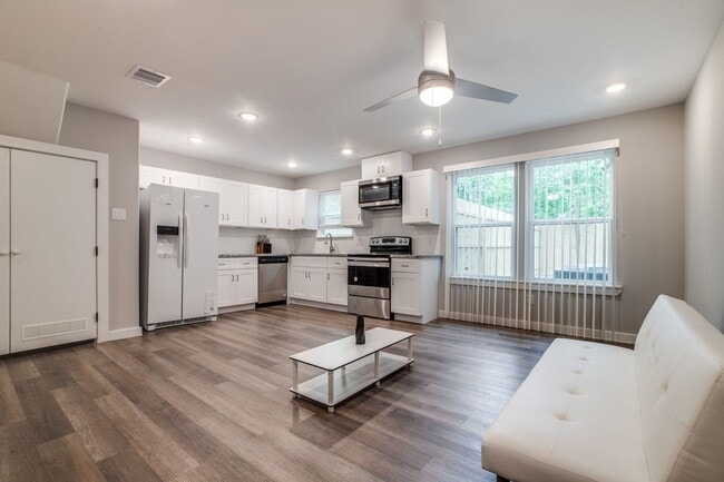 Foto del edificio - 5705 Breland St