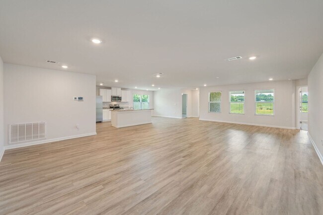 Foto del edificio - AVAILABLE NOW | BEAUTIFUL 5 BEDROOM, 3 BATH HOME IN MILTON WITH LARGE BACK YARD