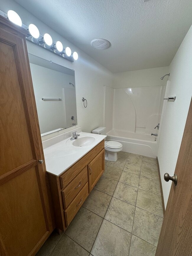 Building Photo - 4 bed, 2.5 bath, Condo with Amenities