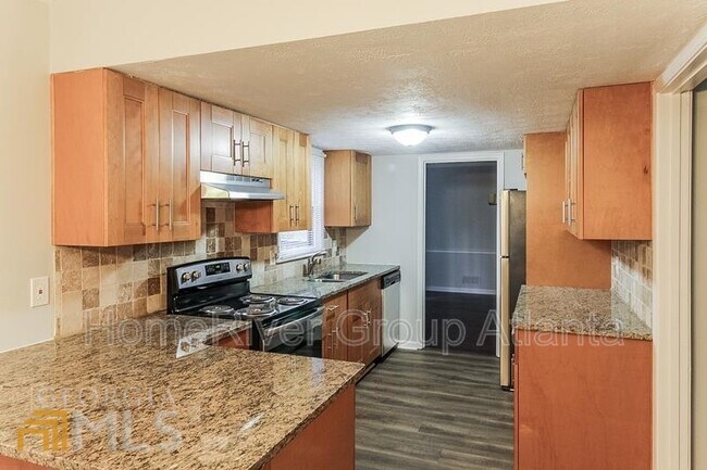 Building Photo - 5051 Golfbrook Dr