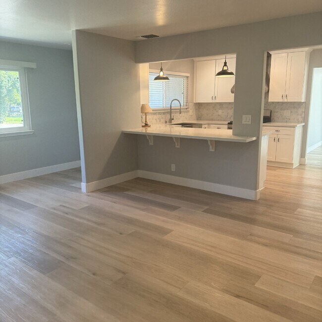 Building Photo - Remodeled top to bottom
