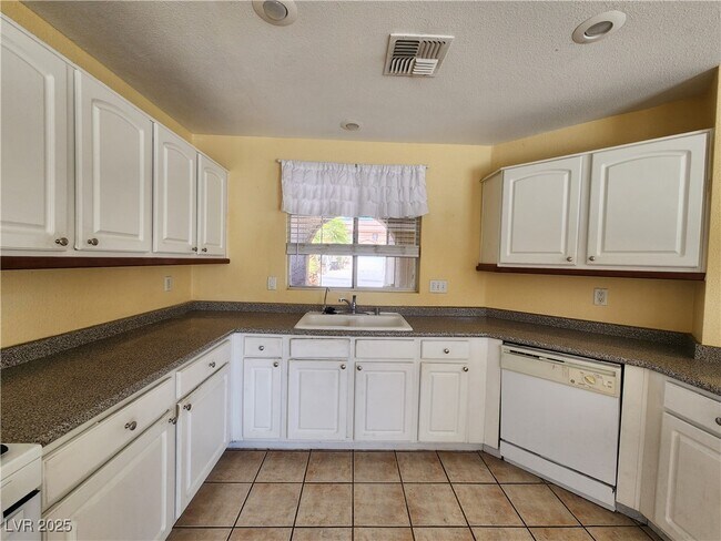 Foto del edificio - 8717 W Majestic Pine Ave