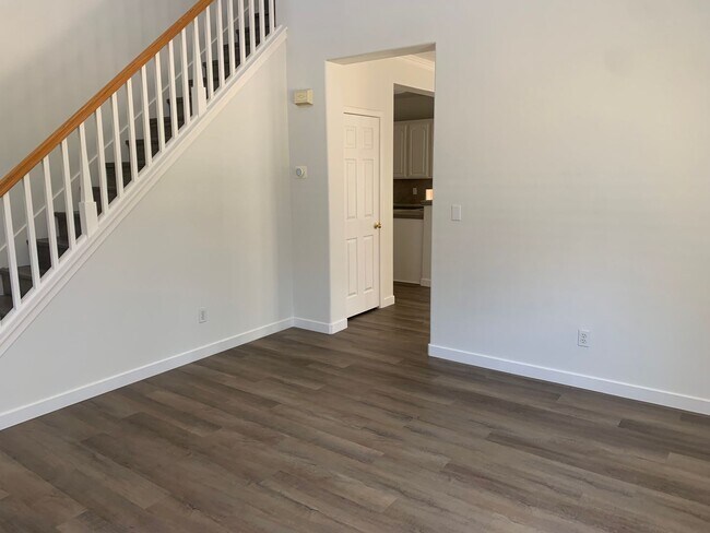 Building Photo - Terrific Brentwood Location!
