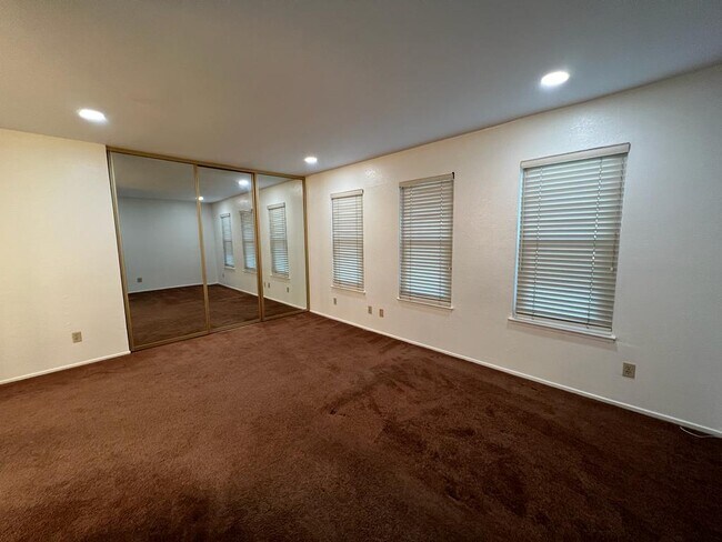 Foto del edificio - 335 S Mary Ave