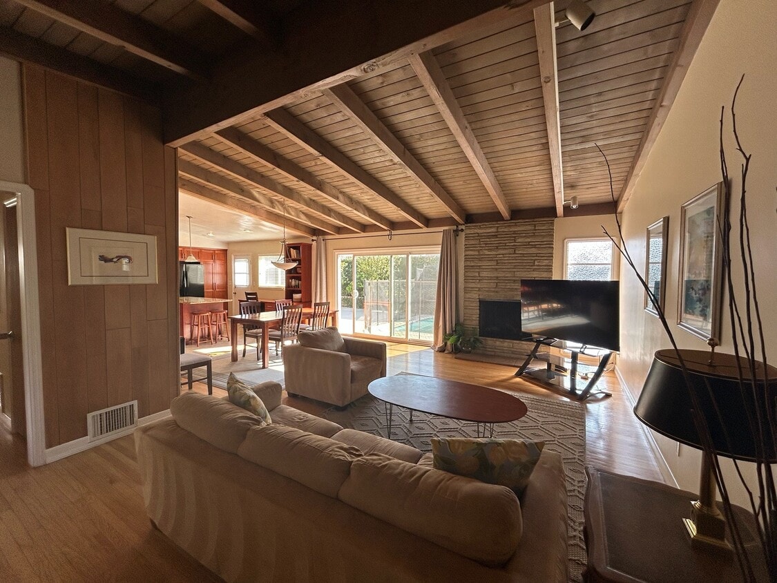 Sala de estar: planta abierta hacia el comedor, la cocina y el patio trasero. - 5835 Babbitt Ave