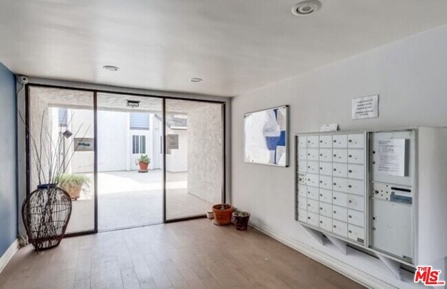 Foto del edificio - 5252 Coldwater Canyon Ave