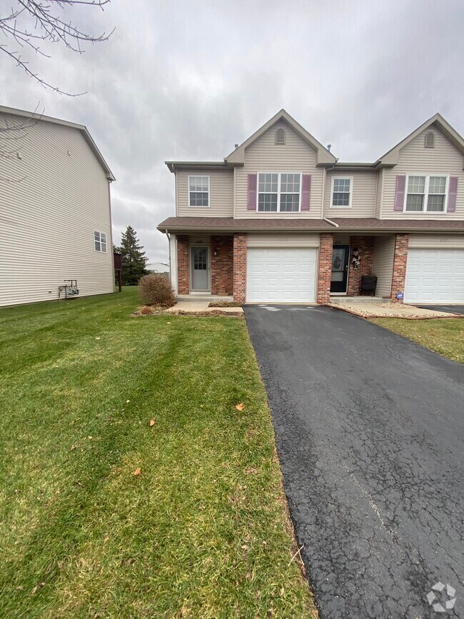 Apartments For Rent in Garden Prairie, IL with a Balcony 1 Rentals