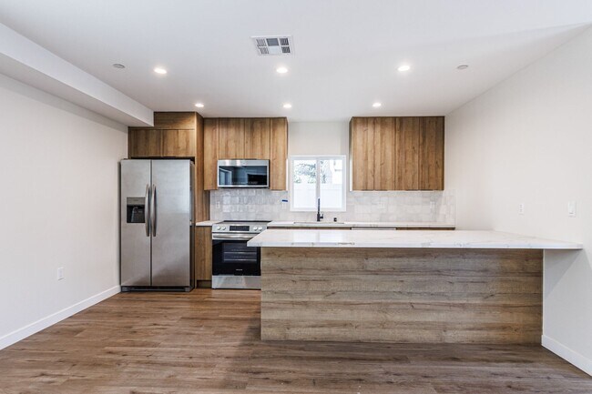 Foto del edificio - Sleek 4 Bed, 3 Bath | Large Island, W/D, M...