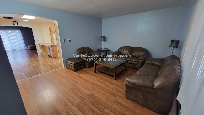 Foto del edificio - Large 4 bedroom 2 bath Ranch style Home