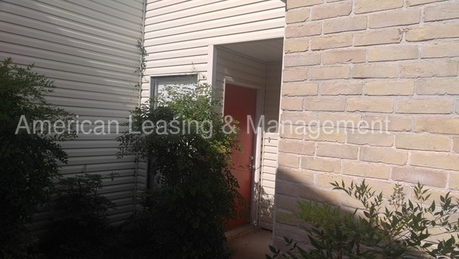 Foto del edificio - West End Townhome with Garage