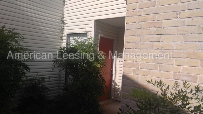 Building Photo - West End Townhome with Garage