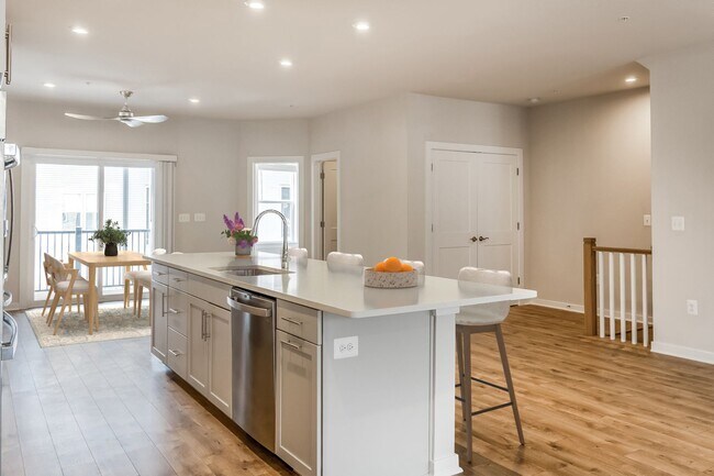 Foto del edificio - Luxury 3BR/2.5BA Condo w/ Balcony and Rooftop Terrace & Garage – Walk to One Loudoun