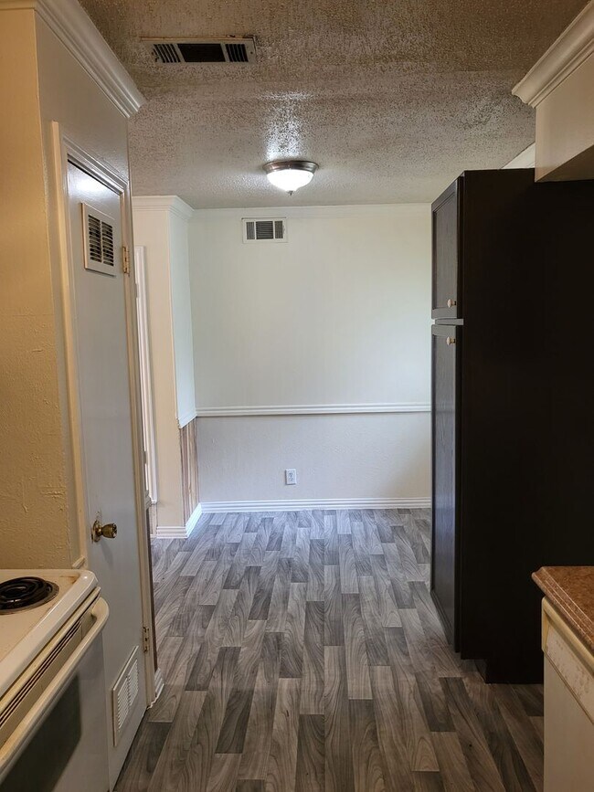 Building Photo - 244 River Oaks Cir