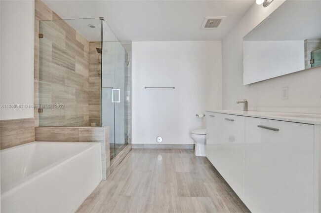 Building Photo - 1300 Brickell Bay Dr