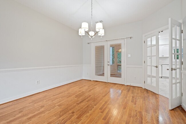 Foto del edificio - Charming Townhome in Desirable Woodcroft F...