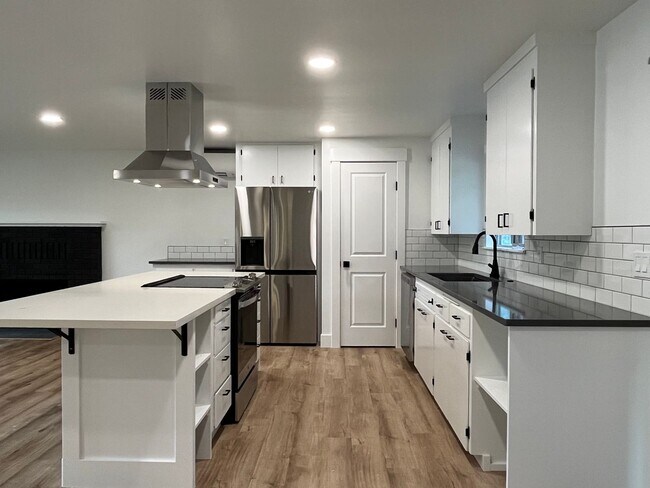 Building Photo - $500 MOVE IN INCENTIVE CONCESSION! Large s...