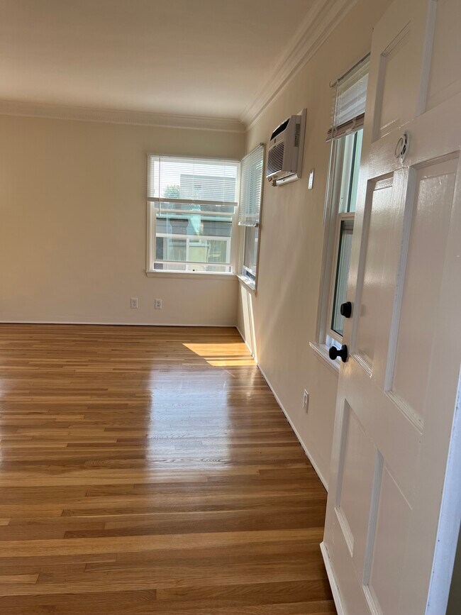Building Photo - 2434 N Beachwood Dr