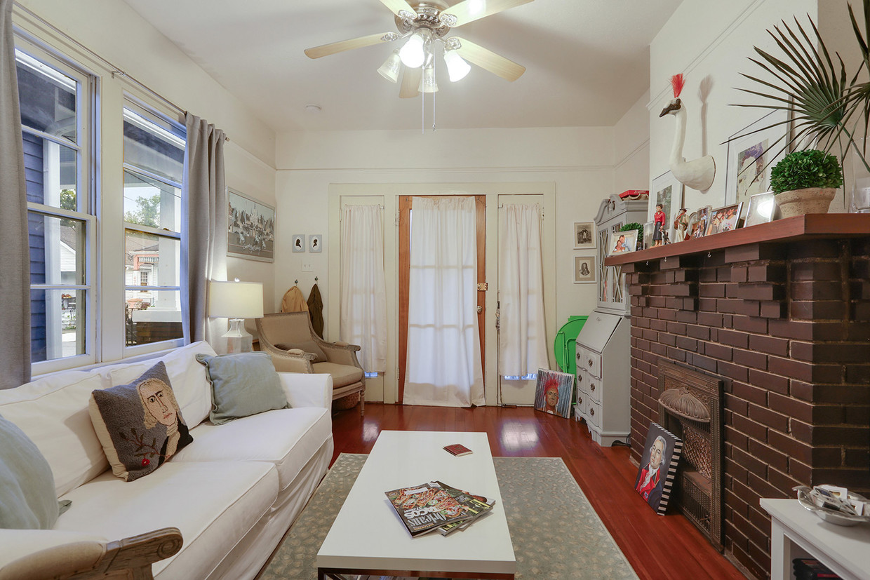 Living Room - 4733 Laurel St