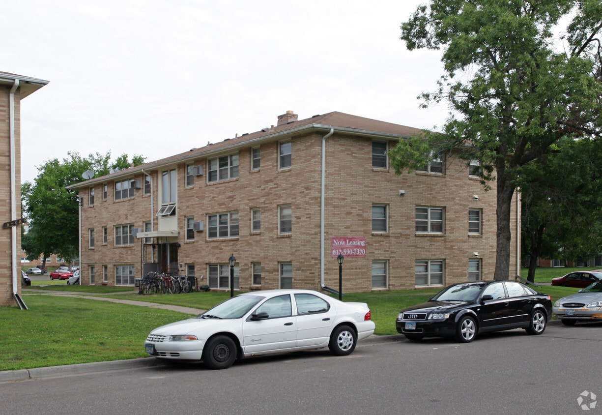Building Photo - Aquila Apartments