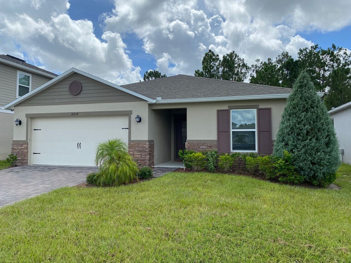 Foto principal - Spacious 4 Bed, 2 Bath Home Backing to Pre...