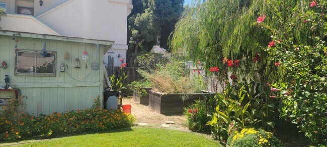 Building Photo - 2 Bedroom, 2 Bath House Near the Beach