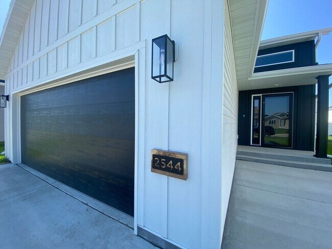 Foto del edificio - 3 bed, 2.5 bath South Fargo Home For Rent!