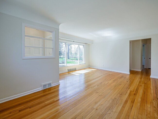 Foto del edificio - Spacious 3BR Home with Expansive 1-Acre Lot!