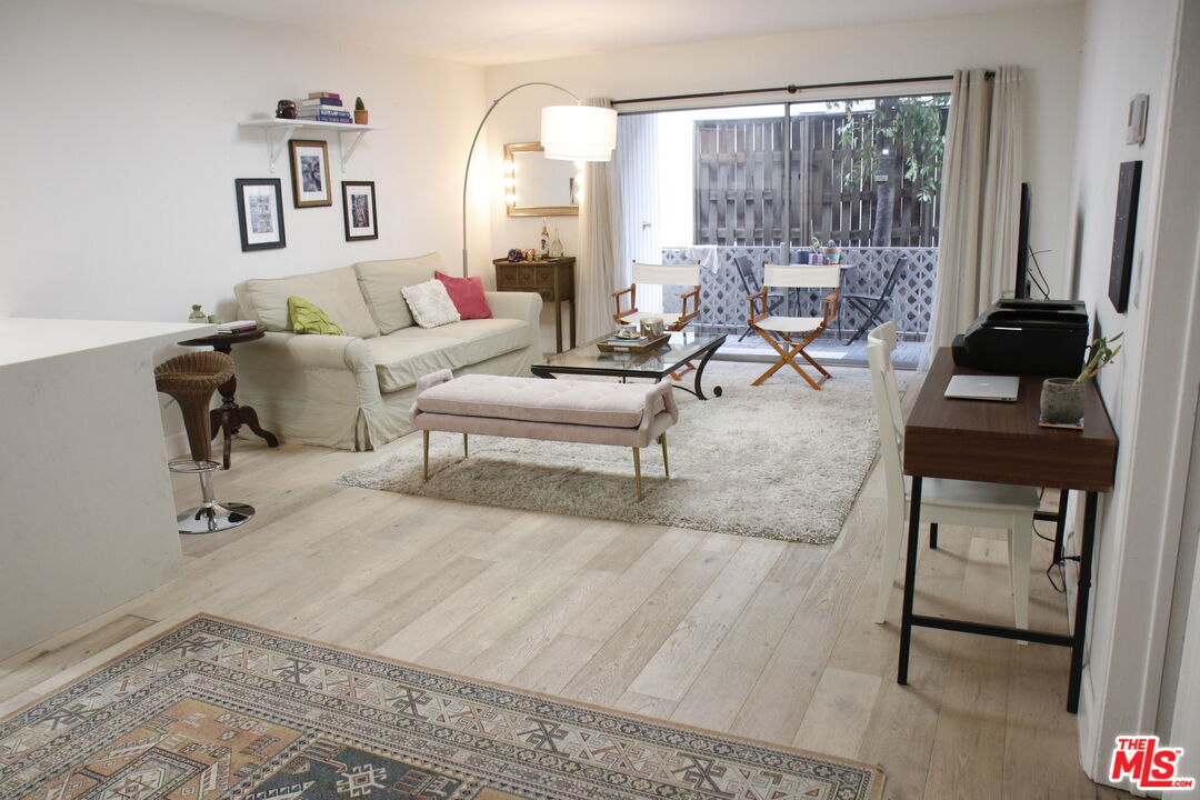 Foto principal - 10240 Camarillo St