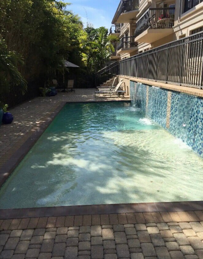 Shared swimming pool - 705 10th St S