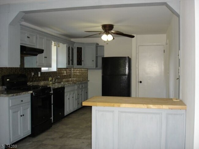 Building Photo - 52 Hillview Rd