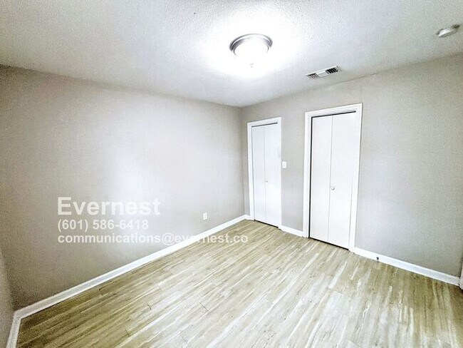 Foto del edificio - 253 Lawrence Rd