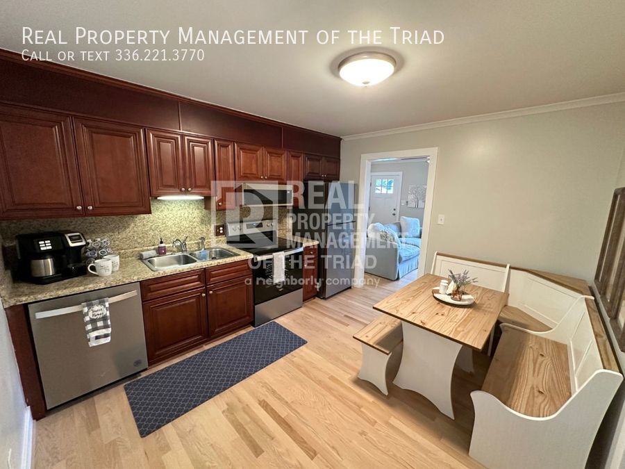 Primary Photo - Cute & Cozy 2BR Main Level Apartment Conve...