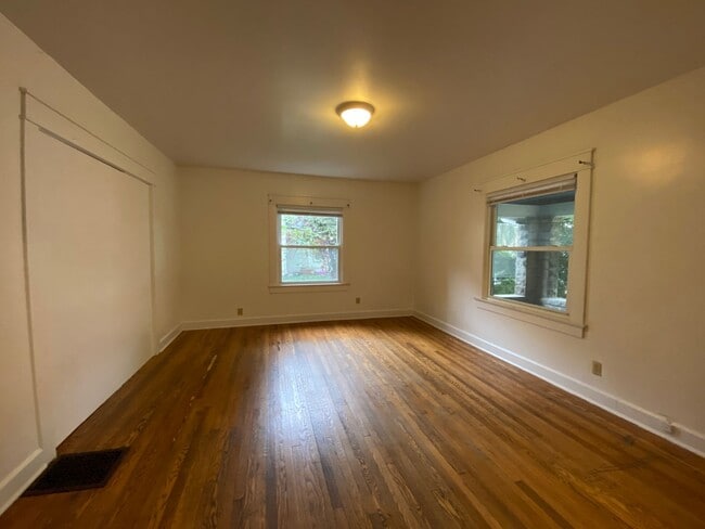 Foto del edificio - Available August 20th, 2026!