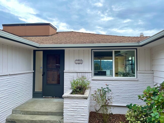 Building Photo - Matthew’s Beach 4 Bed, 3.5 Bath Home with ...