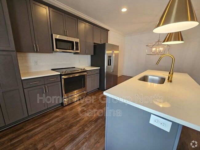Building Photo - 607 Pompano Dr