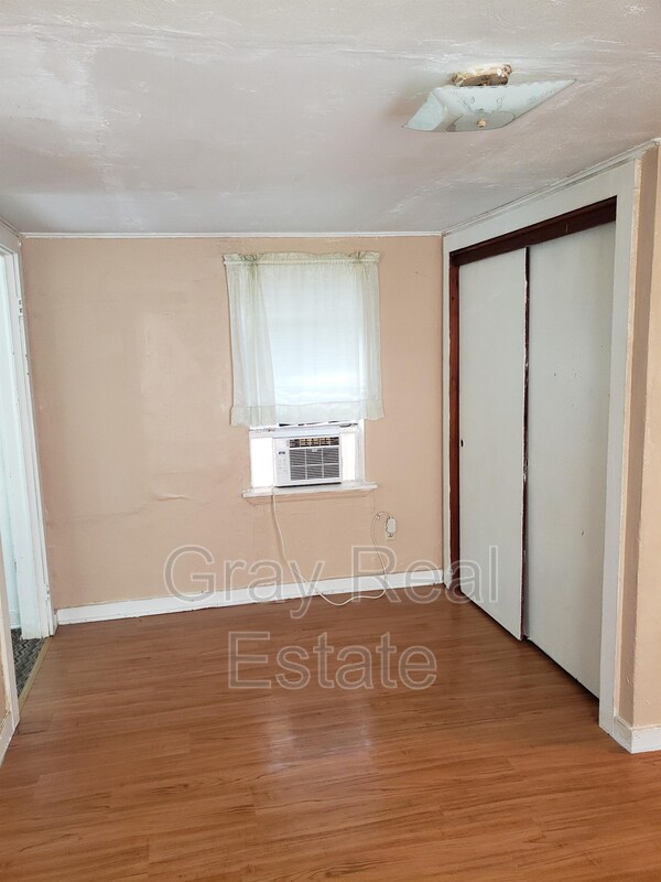 Building Photo - 901 E Gardena St