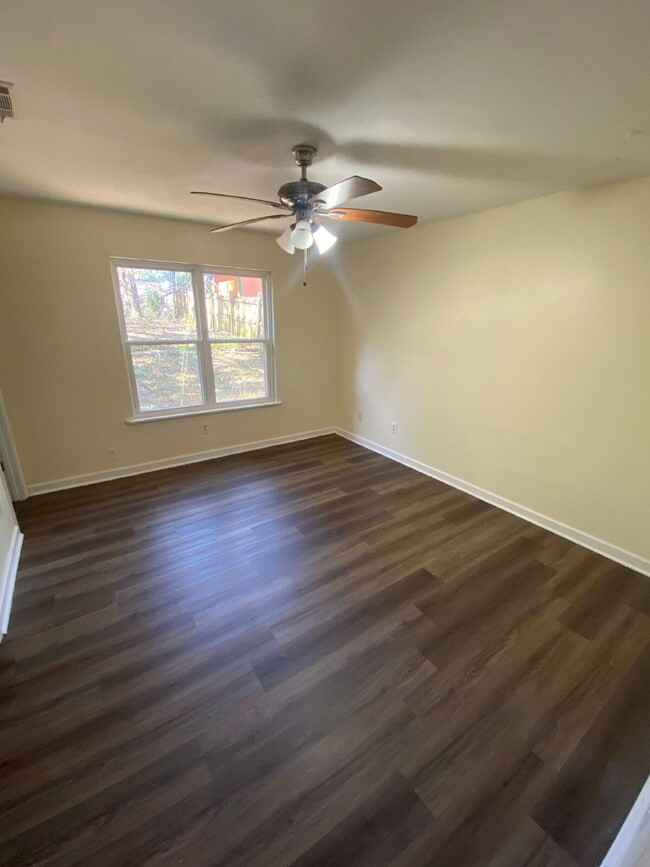 Photo - Gorgeous 3 Bedroom 2 Bathroom Single-Family! Apartment