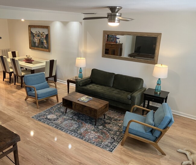 Foto del edificio - 814 Dahlia Ln