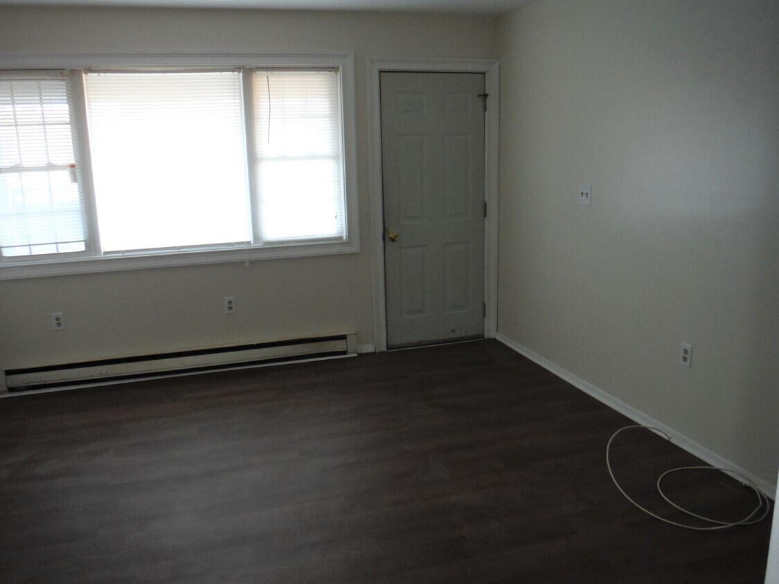 living room / bedroom - 1326 Saratoga Rd