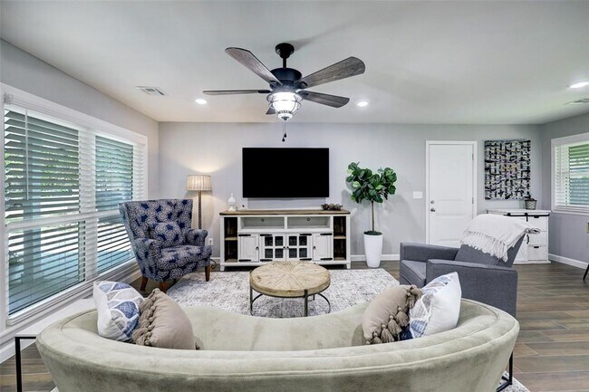 Foto del edificio - 7926 Ridgeview Dr
