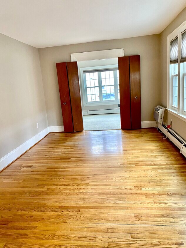 Living Room - 9 N Beacon St