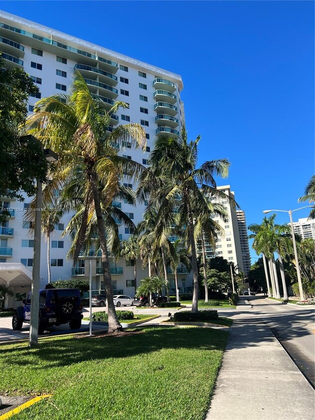 Primary Photo - 19380 Collins Ave