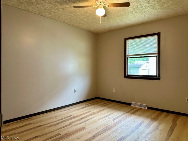 Foto del edificio - 4823 Dunsmore Ave
