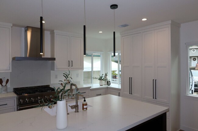 Building Photo - 904 56th St