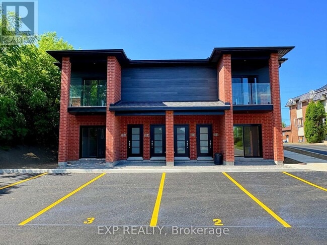 Building Photo - 897 Laurier St