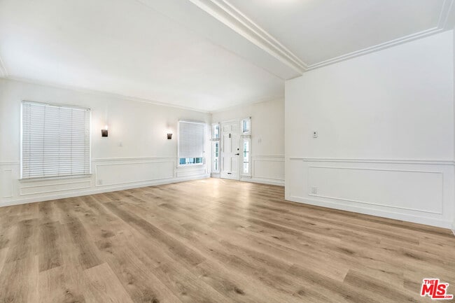 Building Photo - 308 S Reeves Dr