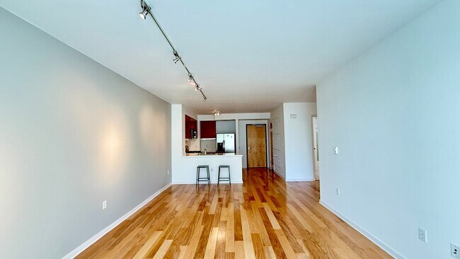 Foto del edificio - 1BR + Den / 1BA with Private Patio + Parking!