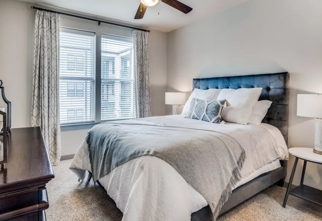 Building Photo - 926 E. 15th-21131